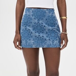 Alice + Olivia Blue Floral Embossed Mini Skirt. NEW w/o tag. Never worn.